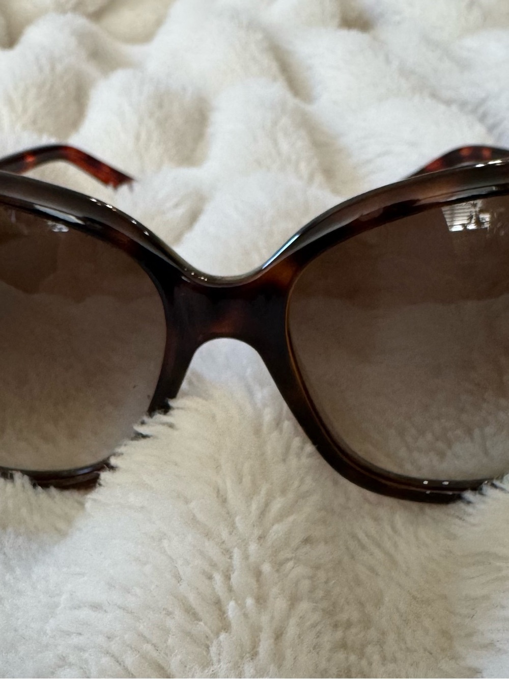 Gucci Women’s Tortoiseshell Brown Gradient Sunglasses with Bamboo Accents - Picture 3 of 11